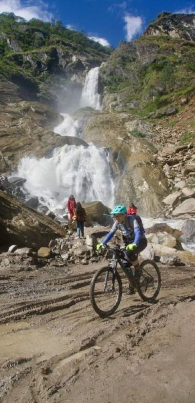 Kate Mccoy  Cycling on the  tour with redspokes